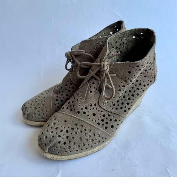 Toms Moroccan laser cut wedge booties tan sz 7.5 womens euc lace up tie shooties - Picture 1 of 7